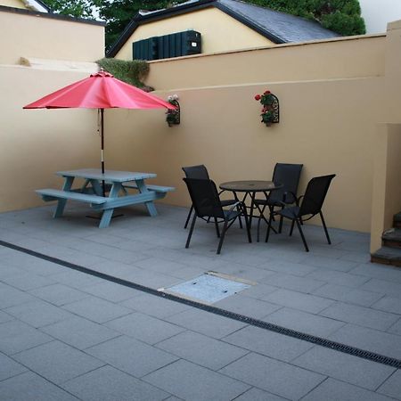 Luxury Townhouse -Free Private Parking- 2 Bedrooms Both En-Suite -Sleeps 5 - Fully Equipped Kitchen, Dining Room- Living Room With Tv Dvd Outside Courtyard With Seating - Fast Wi-Fi- 2-Minute Walk To Town Centre Killarney Luaran gambar