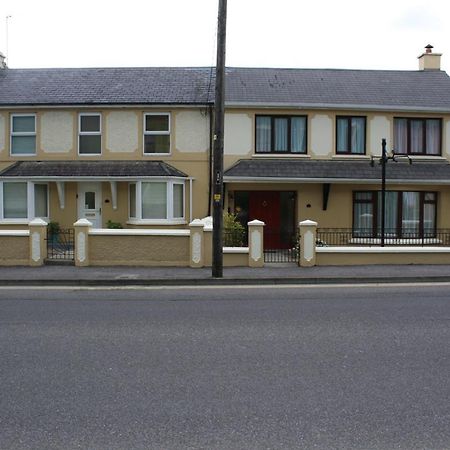 Luxury Townhouse -Free Private Parking- 2 Bedrooms Both En-Suite -Sleeps 5 - Fully Equipped Kitchen, Dining Room- Living Room With Tv Dvd Outside Courtyard With Seating - Fast Wi-Fi- 2-Minute Walk To Town Centre Killarney Luaran gambar