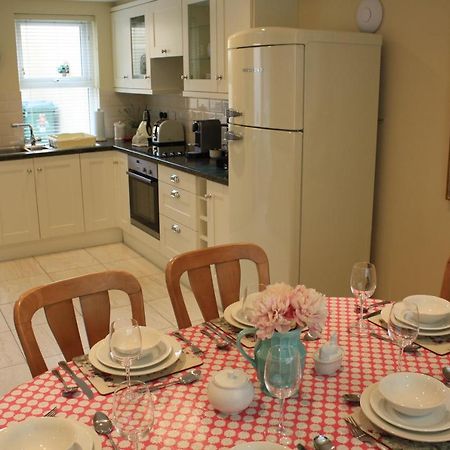 Luxury Townhouse -Free Private Parking- 2 Bedrooms Both En-Suite -Sleeps 5 - Fully Equipped Kitchen, Dining Room- Living Room With Tv Dvd Outside Courtyard With Seating - Fast Wi-Fi- 2-Minute Walk To Town Centre Killarney Luaran gambar