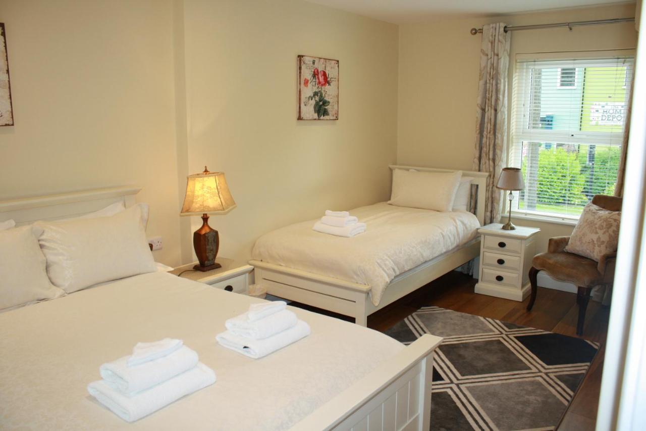 Luxury Townhouse -Free Private Parking- 2 Bedrooms Both En-Suite -Sleeps 5 - Fully Equipped Kitchen, Dining Room- Living Room With Tv Dvd Outside Courtyard With Seating - Fast Wi-Fi- 2-Minute Walk To Town Centre Killarney Luaran gambar