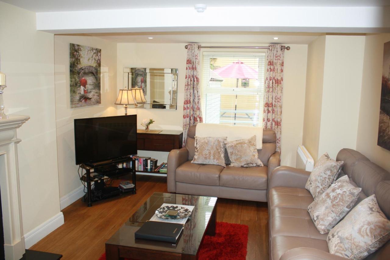 Luxury Townhouse -Free Private Parking- 2 Bedrooms Both En-Suite -Sleeps 5 - Fully Equipped Kitchen, Dining Room- Living Room With Tv Dvd Outside Courtyard With Seating - Fast Wi-Fi- 2-Minute Walk To Town Centre Killarney Luaran gambar