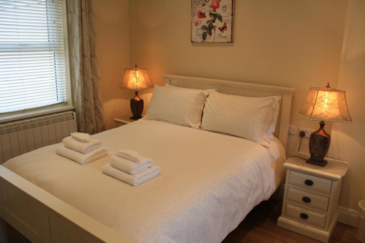 Luxury Townhouse -Free Private Parking- 2 Bedrooms Both En-Suite -Sleeps 5 - Fully Equipped Kitchen, Dining Room- Living Room With Tv Dvd Outside Courtyard With Seating - Fast Wi-Fi- 2-Minute Walk To Town Centre Killarney Luaran gambar