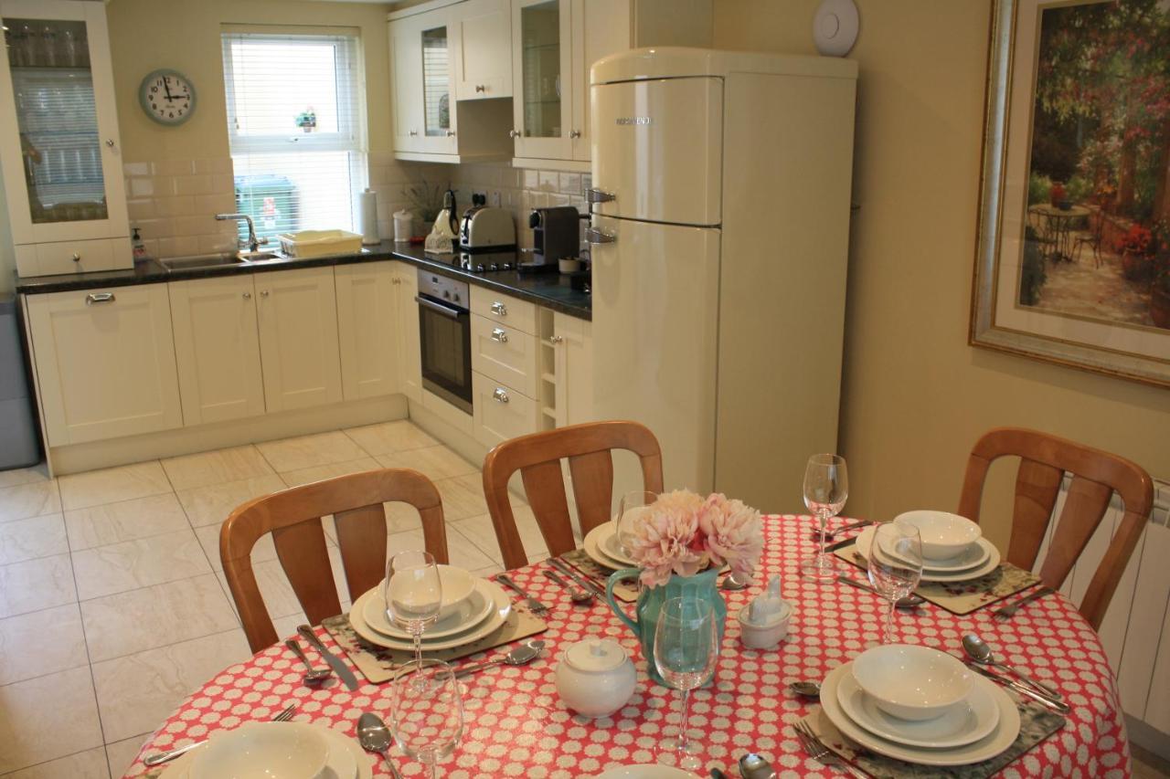 Luxury Townhouse -Free Private Parking- 2 Bedrooms Both En-Suite -Sleeps 5 - Fully Equipped Kitchen, Dining Room- Living Room With Tv Dvd Outside Courtyard With Seating - Fast Wi-Fi- 2-Minute Walk To Town Centre Killarney Luaran gambar