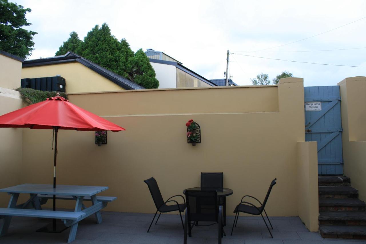 Luxury Townhouse -Free Private Parking- 2 Bedrooms Both En-Suite -Sleeps 5 - Fully Equipped Kitchen, Dining Room- Living Room With Tv Dvd Outside Courtyard With Seating - Fast Wi-Fi- 2-Minute Walk To Town Centre Killarney Luaran gambar