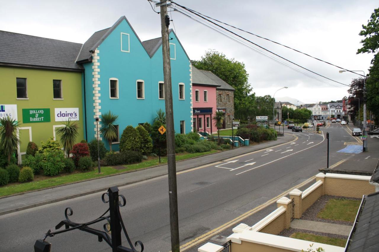 Luxury Townhouse -Free Private Parking- 2 Bedrooms Both En-Suite -Sleeps 5 - Fully Equipped Kitchen, Dining Room- Living Room With Tv Dvd Outside Courtyard With Seating - Fast Wi-Fi- 2-Minute Walk To Town Centre Killarney Luaran gambar