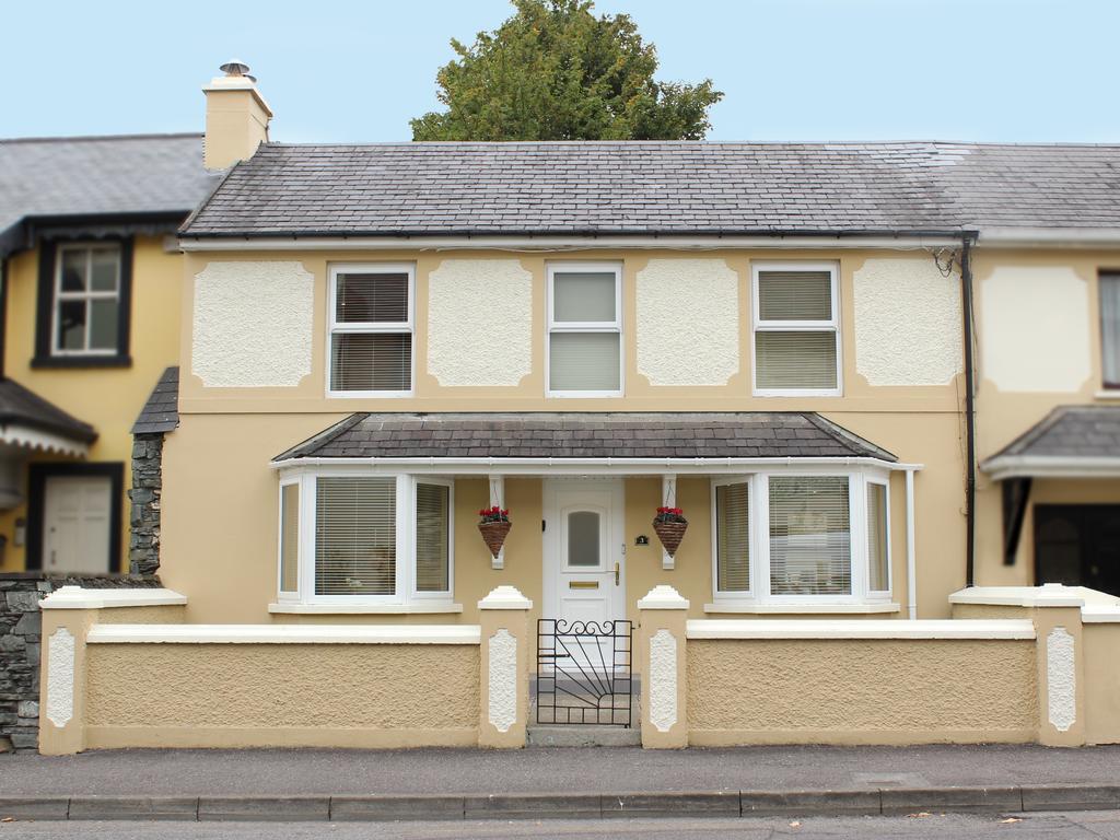 Luxury Townhouse -Free Private Parking- 2 Bedrooms Both En-Suite -Sleeps 5 - Fully Equipped Kitchen, Dining Room- Living Room With Tv Dvd Outside Courtyard With Seating - Fast Wi-Fi- 2-Minute Walk To Town Centre Killarney Luaran gambar
